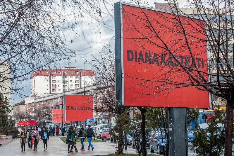  Carteles en Pristina (Kosovo) que denuncian los asesinatos de dos mujeres en 2011 y 2015.