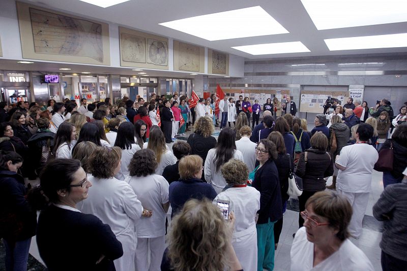 Concentración de trabajadoras por el Día Internacional de la Mujer en el Hospital Universitario Ramón y Cajal de Madrid.