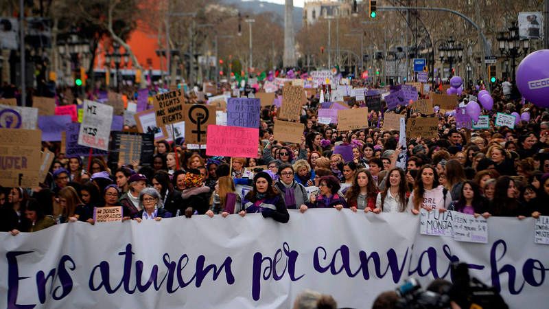 Cabecera de la manifestación en el Paseo de Gracia (Barcelona)
