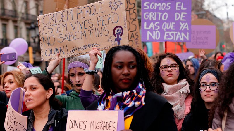 Cabecera de la manifestación en el Paseo de Gracia (Barcelona)