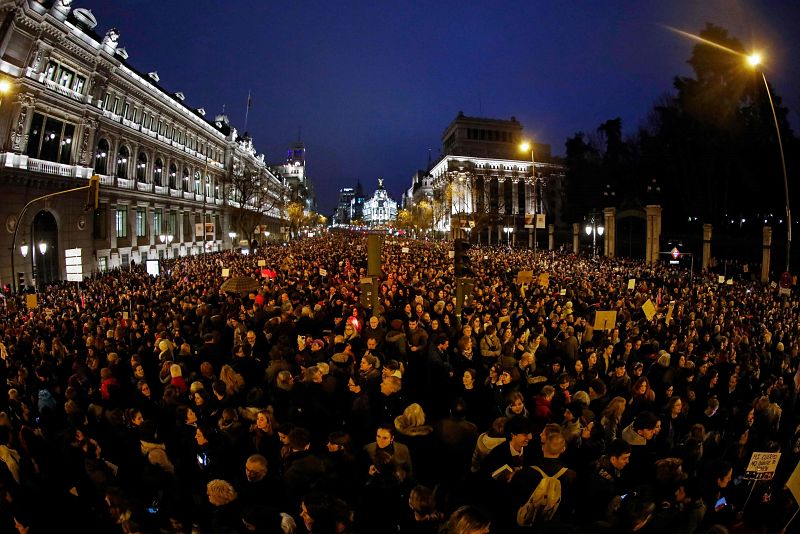 Miles de mujeres marchan por la calle Alcalá en apoyo a la huelga