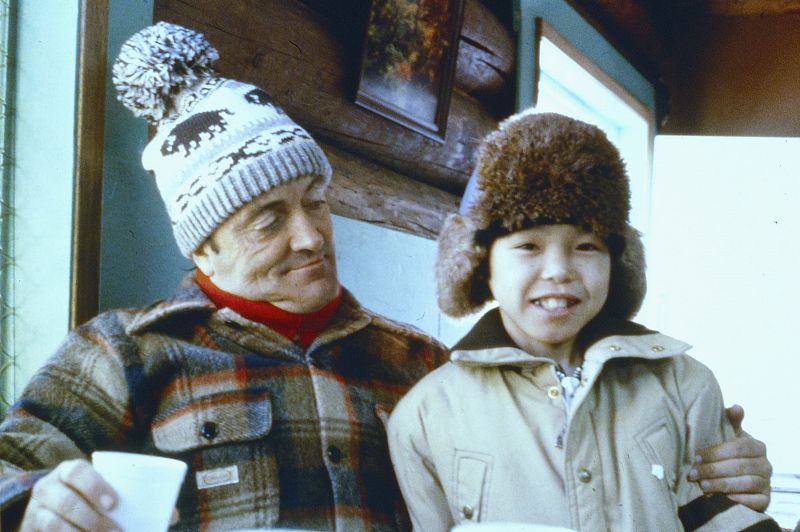 Félix Rodríguez de la Fuente junto a un niño inuit en el rodaje de las carreras de trineos de Iditarod (Alaska).