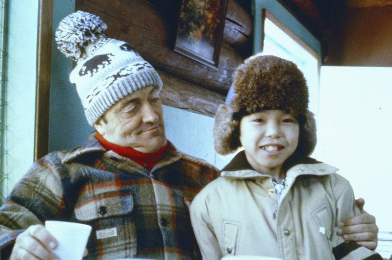 Flix Rodrguez de la Fuente junto a un nio inuit en el rodaje de las carreras de trineos de Iditarod (Alaska).