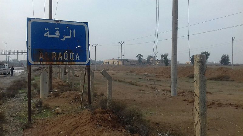 Cartel de entrada a Raqa