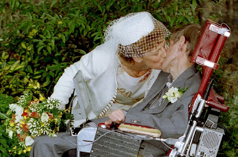 El científico junto a su segunda esposa, Elaine, en su boda civil en 1995.
