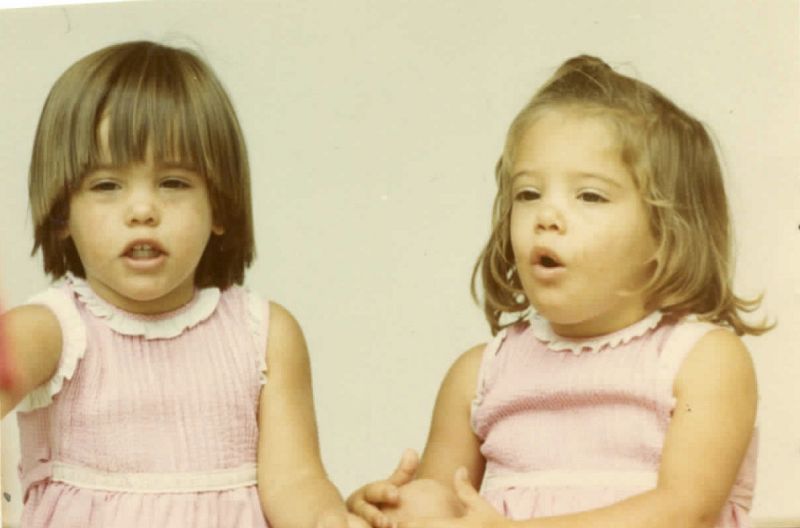Teresa y Cristina con 2 años