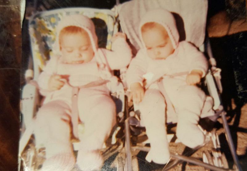 Teresa y Cristina, hermanas mellizas del bebé robado, con 11 meses