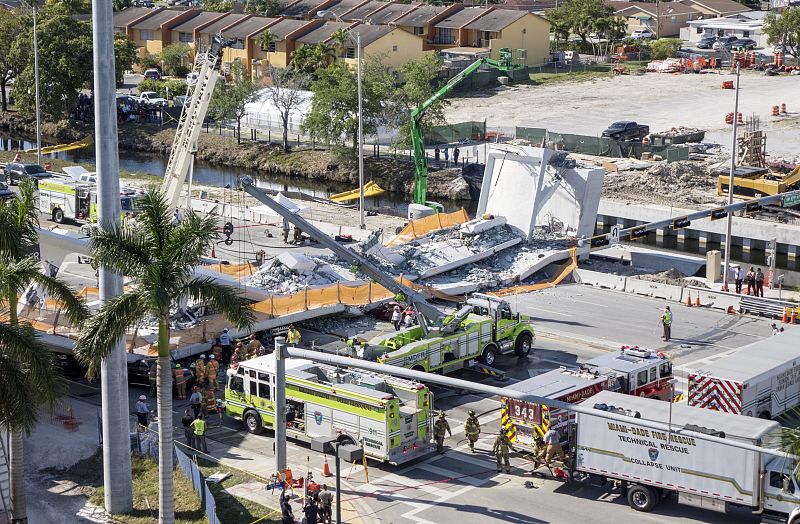 Varios muertos al derrumbarse puente para peatones sobre carretera de Miami