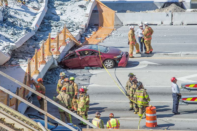 Varios muertos al derrumbarse puente para peatones sobre carretera de Miami