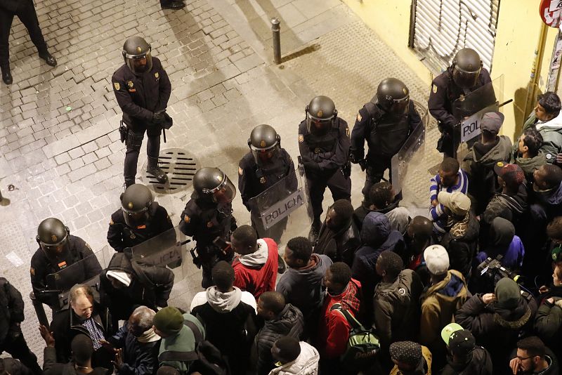 Policías antidisturbios intentan calmar la tensión en la calle Mesón de Paredes con la calle del Oso