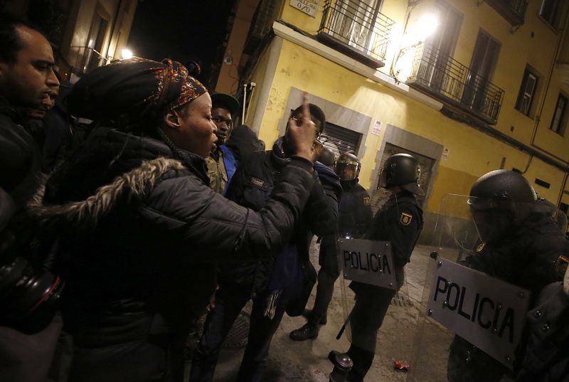 Muere un mantero durante un control contra el top manta en Lavapiés