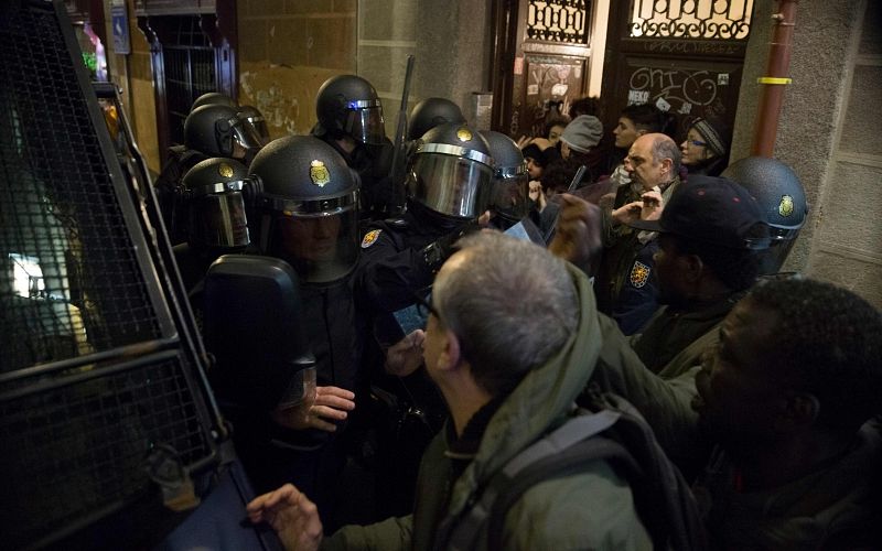 Agentes de policía impiden el paso a varios de los manifestantes