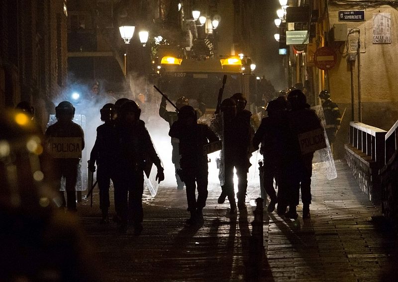 Agentes antidisturbios en una de las calles de Lavapiés