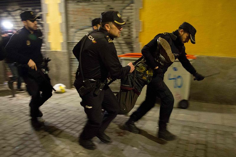 Tres agentes llevan en volandas a uno de los manifestantes