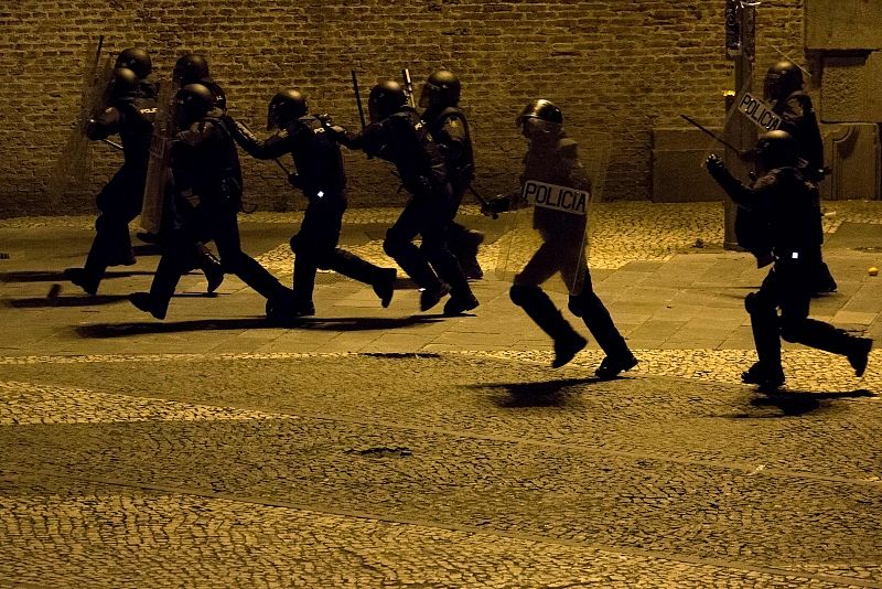 Agentes antidisturbios durante los enfrentamientos en Lavapiés