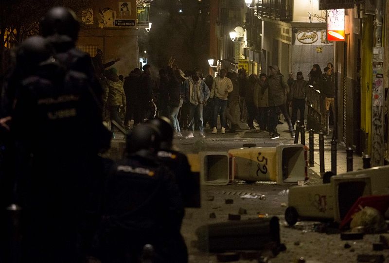 Contenedores volcados y piedras en la calle en los disturbios