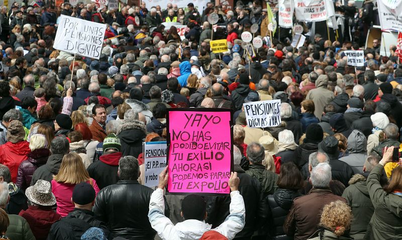 Asistentes a la manifestación por unas pensiones dignas en Madrid