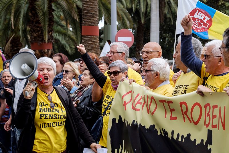 Miles de ciudadanos se han manifestado en Las Palmas de Gran Canaria, en defensa del futuro de las pensiones públicas y de su revalorización conforme al coste de la vida