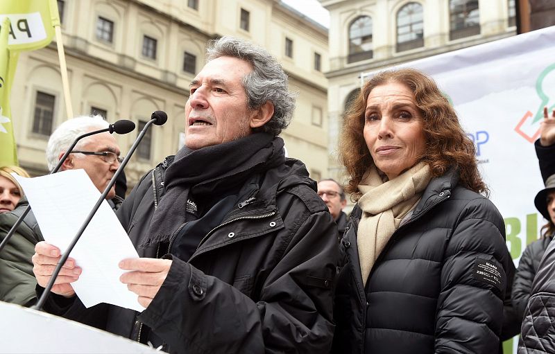 Los cantantes Miguel Ríos y Ana Belén durante la lectura del manifiesto al término de la manifestación en Madrid