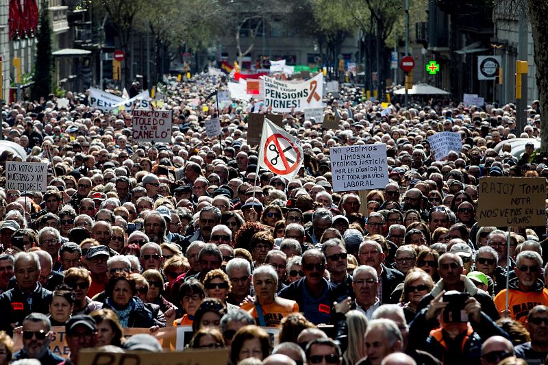 Vista general de la protesta contra la subida del 0,25% de las pensiones, durante la manifiestación en Barcelona en defensa del sistema de pensiones públicas
