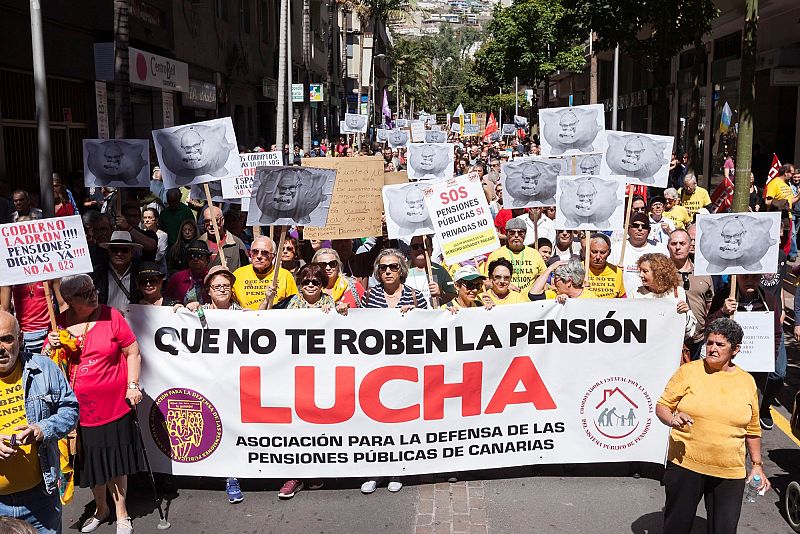 Miles de ciudadanos se manifiestan en Santa Cruz de Tenerife, en defensa del futuro de las pensiones públicas y de su revalorización conforme al coste de la vida