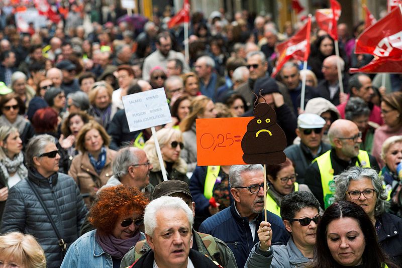 Miles de personas se han manifestado por el centro de Castellón en defensa del sistema público de pensiones
