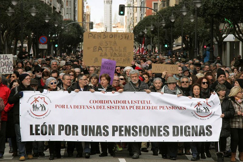 Manifestación convocada por los sindicatos UGT y CCOO y otras organizaciones sociales en León, para reivindicar que se garanticen pensiones "dignas"