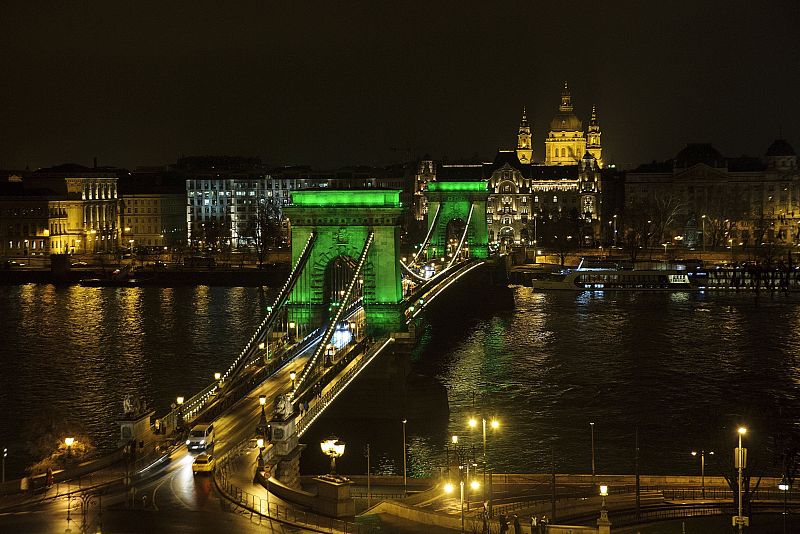 Luces verdes iluminan el Puente de las Cadenas en Budapest con motivo del Día de San Patricio