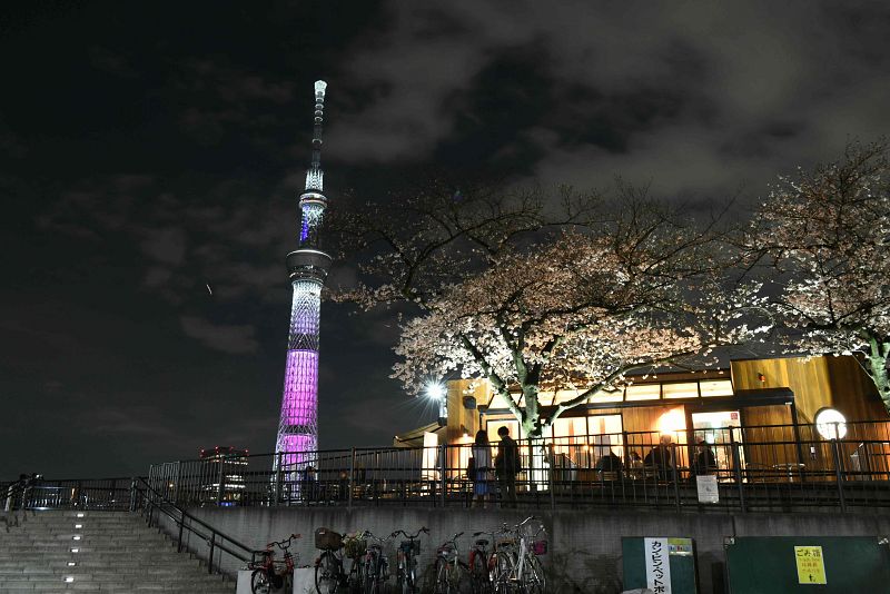 La torre más alta de Tokio, Tokyo Skytree, antes del inicio de la Hora del Planeta 2018