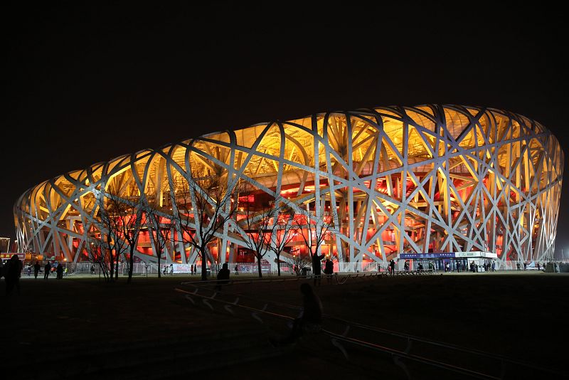 Una vista del Estadio Nacional de Pekín, conocido como El nido del pájaro, momentos antes de suspender la iluminación