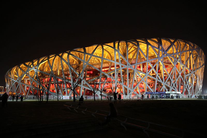 Una vista del Estadio Nacional de Pekín, conocido como El nido del pájaro, momentos antes de suspender la iluminación