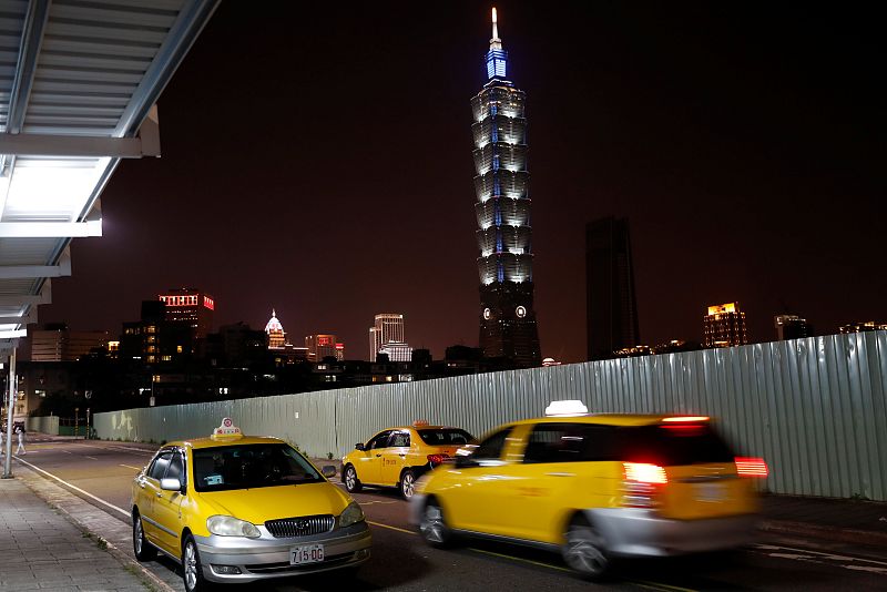 El Taipei 101, el rascacielos más alto de Taiwan, momentos antes del apagado de luces con motivo de la celebración de la Hora del Planeta