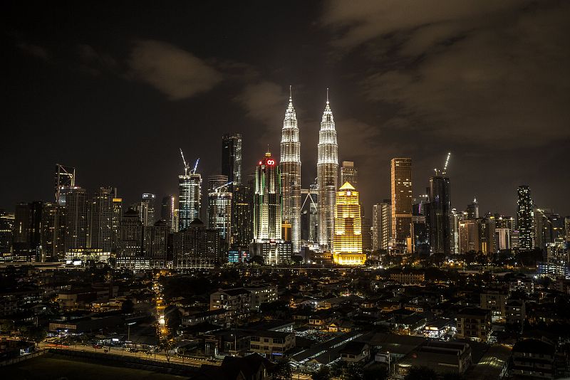 Las Torres Petronas iluminadas dominan el 'skyline' de Kuala Lumpur