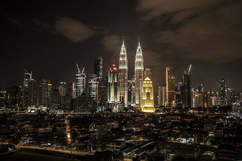 Las Torres Petronas iluminadas dominan el 'skyline' de Kuala Lumpur