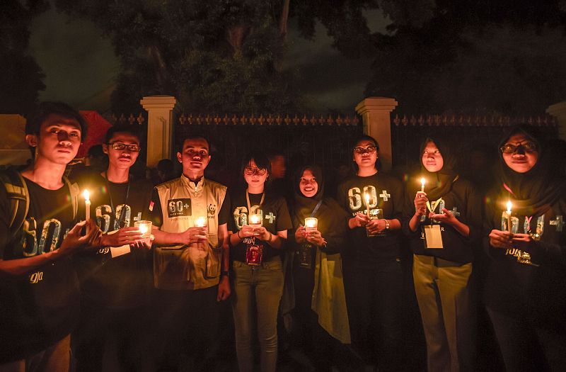 Activistas con velas encendidas durante la Hora del Planeta en Yogyakarta, Indonesia