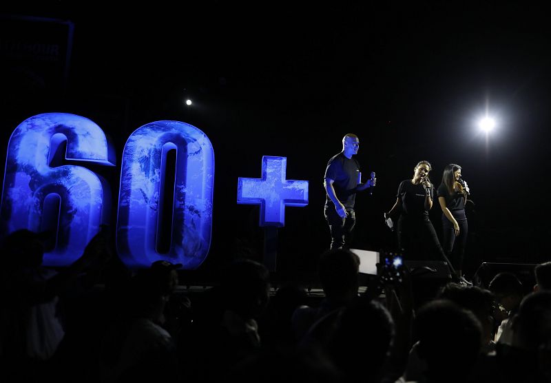 Activistas filipinos en un escenario montado con motivo de la Hora del Planeta en Manila