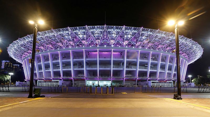 Vista general del estadio Gelora Bung Karno en la capital de Indonesia, Jakarta, momentos antes de apagarse las luces con motivo de la Hora del Planeta