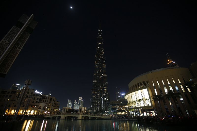 El edificio más alto del mundo, el Burj Khalifa de Dubái, con las luces apagadas