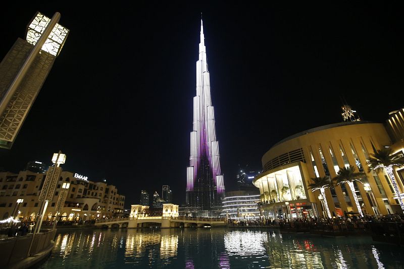 El edificio más alto del mundo, el Burj Khalifa de Dubái, momentos antes del apagado de luces con motivo de la Hora del Planeta