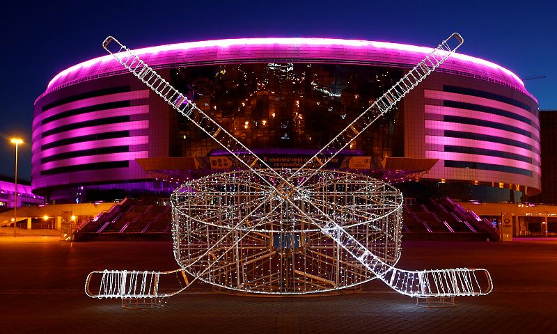 Una vista general del Minsk Arena, en la capital de Bielorrusia, momentos antes del apagado de luces con motivo de la Hora del Planeta