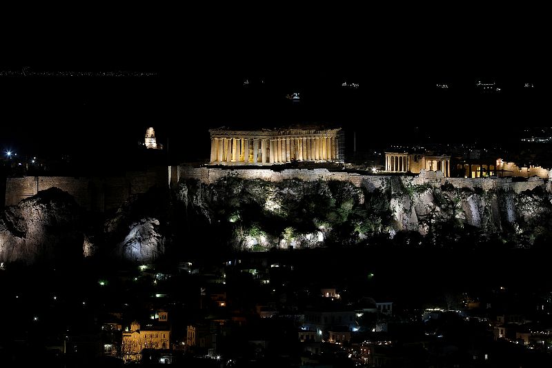 La Acrópolis de Atenas momentos antes del apagado de luces con motivo de la Hora del Planeta