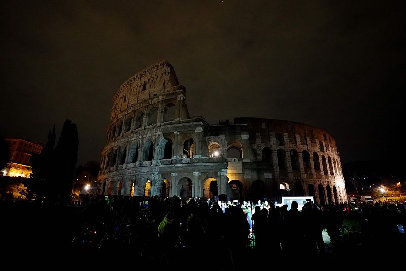 El Coliseo de Roma con las luces apagadas