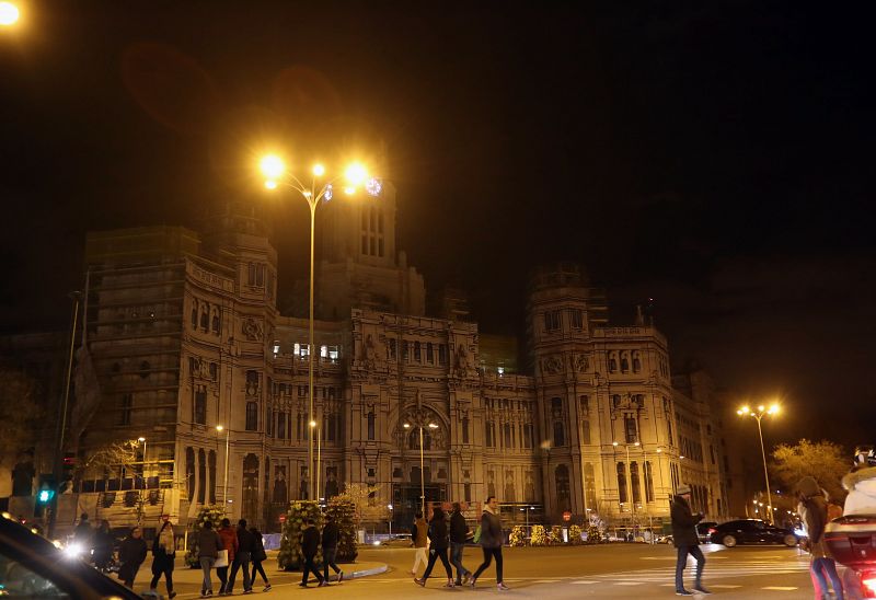 Vista del Ayuntamiento de Madrid tras el apagón planetario organizado con motivo de la Hora del Planeta