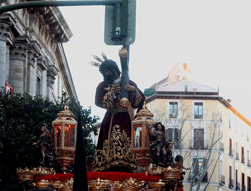 Momento en el que la cruz del paso del Jesús del Gran Poder se rompe al chocar contra un semáforo de la calle Toledo de Madrid, poco después de la salida del Cristo de la Colegiata de San Isidro