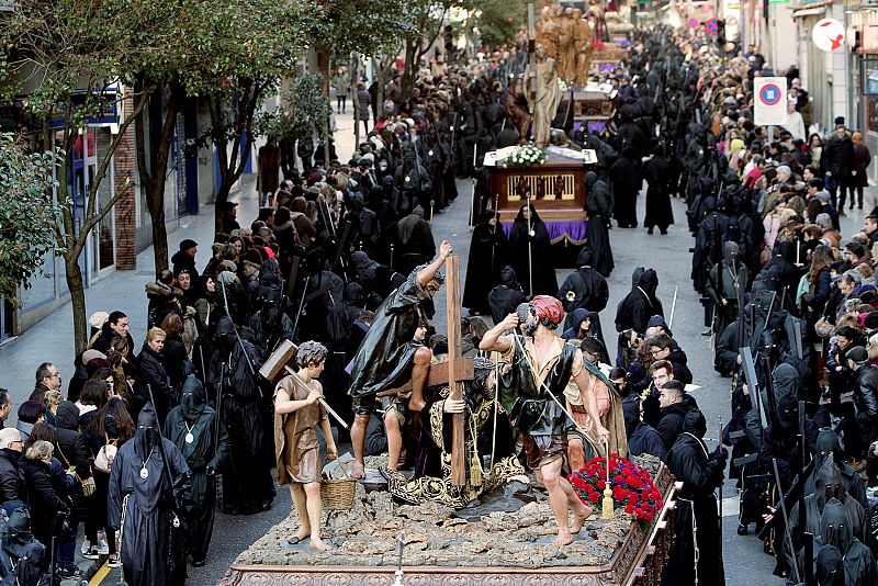 La cofradía de Jesús Nazareno, la más numerosa de la Semana Santa de Zamora, desfila por las calles de la ciudad durante más de siete horas, en un recorrido en el que los cofrades obsequian con almendras garrapiñadas a las personas del público que co