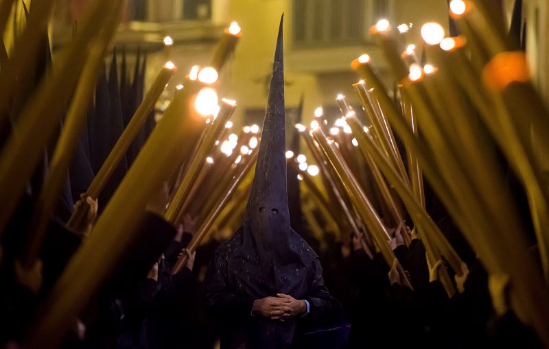 Nazarenos de la Hermandad de El Gran Poder durante su estación de Penitencia