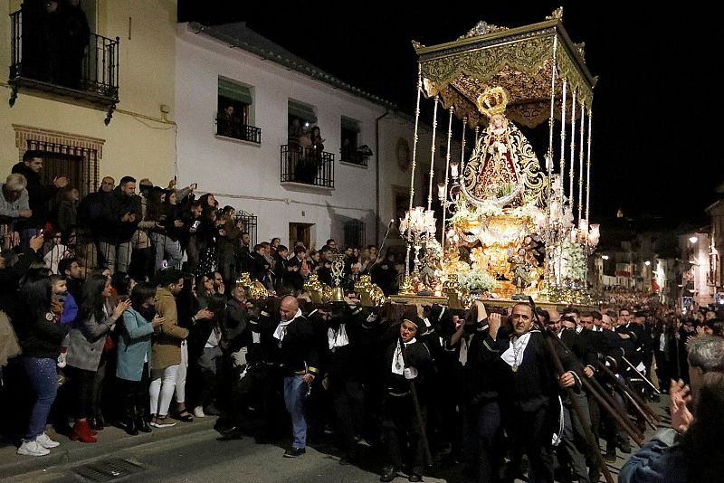 Correr las vegas, une la tradición de bendecir los campos con los jóvenes que corren delante de los tronos