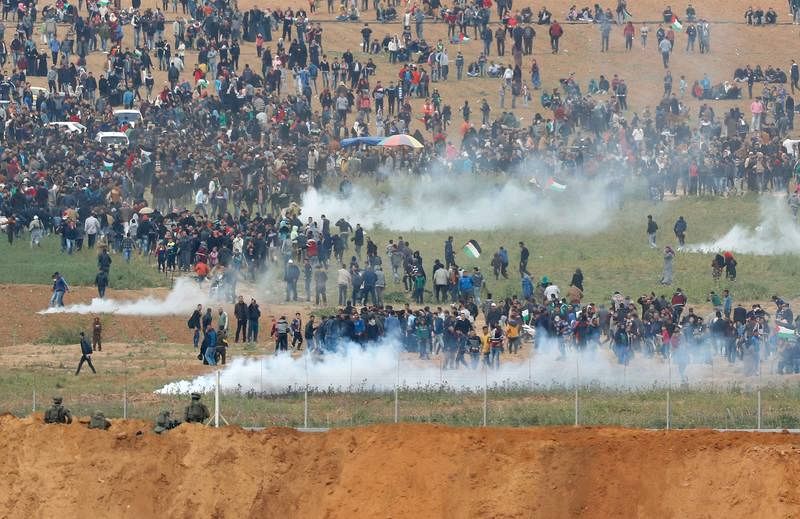 Bombas de gas lacrimBombas de gas lacrimógeno caen sobre los palestinos que protestan en la frontera con Israel