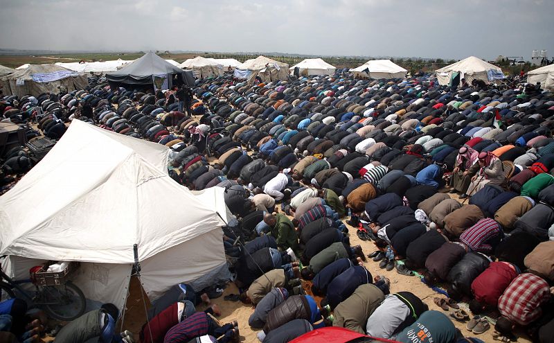 Musulmanes rezando junto a las tiendas de campaña que se han instalado para protestar en la frontera entre Gaza e Israel