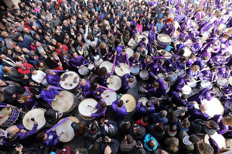 Tradicional acto de la Rompida de la hora en Calanda, donde miles de tambores y bombos comienzan a tocar a la vez